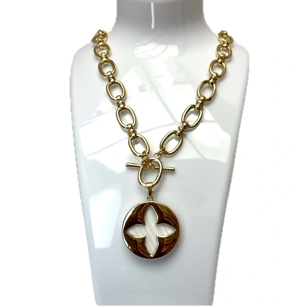 NWT ⚜️🤍⚜️ Camila Coelho Gorgeous Mother of Pearls medallion Necklace - Picture 3 of 16